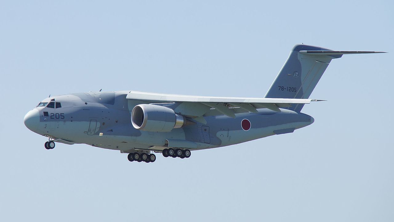 Kawasaki C-2 japonais en vol train sorti