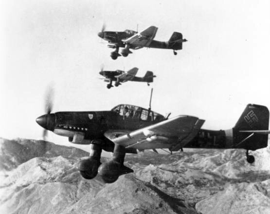 Junkers Ju 87D Stuka de la Luftwaffe en formation