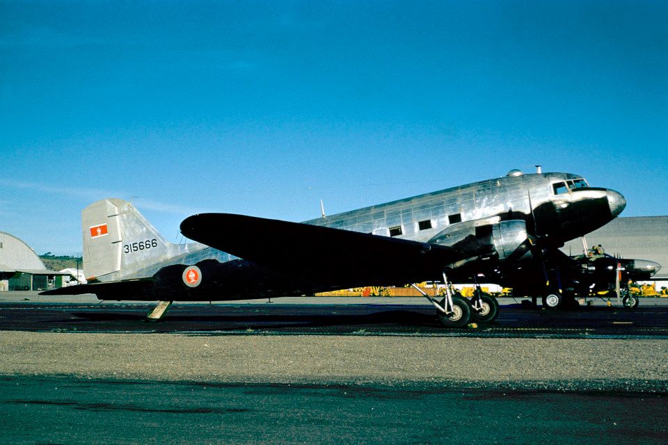 Douglas C-47 Dakota laotien