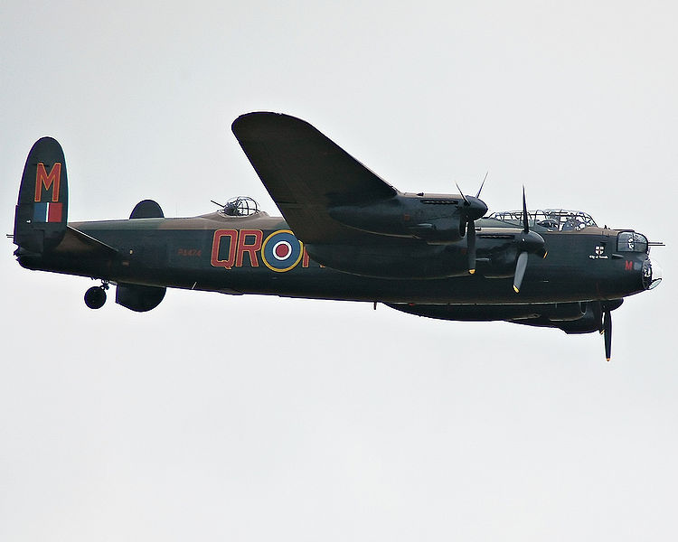 Avro Lancaster B Mk I aux couleurs de la RAF en vol