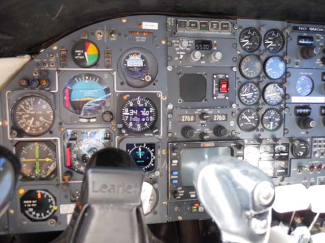 Learjet 25B - Cockpit