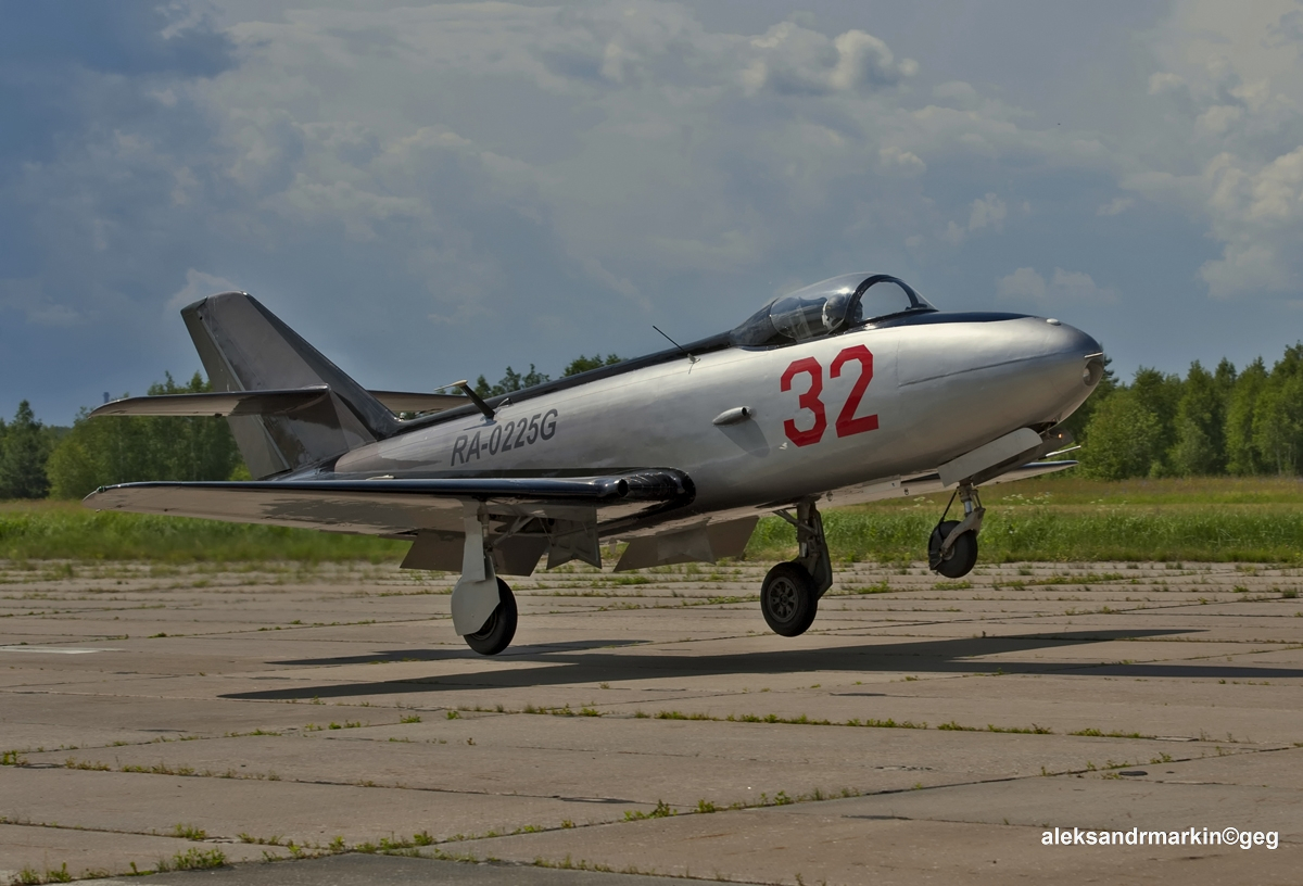 Yakovlev Yak-32 Mantis au décollage de côté