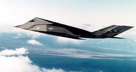 Lockheed F-117A Night Hawk en vol vu de profil