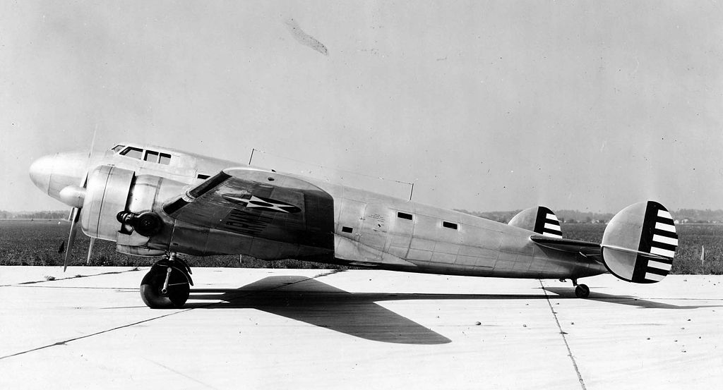 Lockheed 10 Electra (XC-35) de profil
