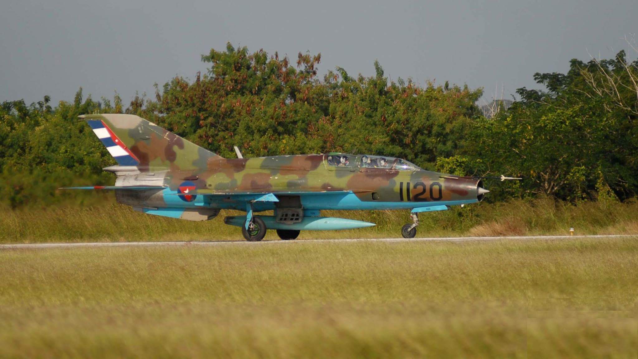 Mikoyan-Gourevitch MiG-21UM cubain au roulage