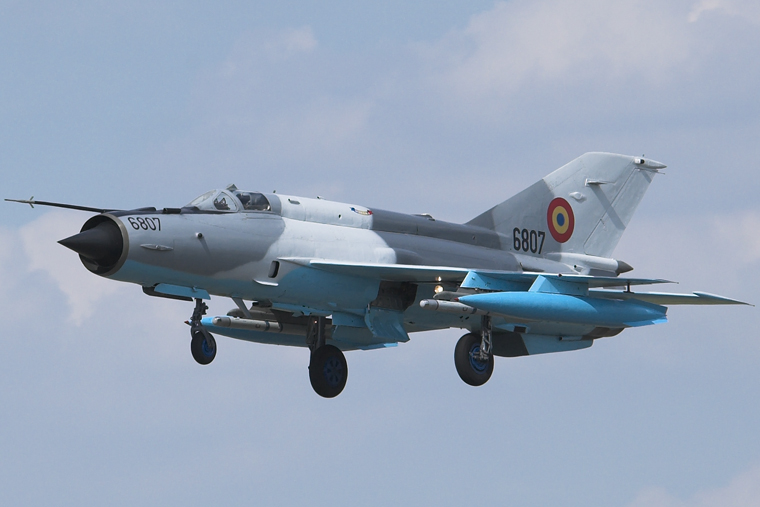 Mikoyan-Gourevitch MiG-21MF-75 (Aerostar MiG-21 LanceR C) roumain à l'atterrissage