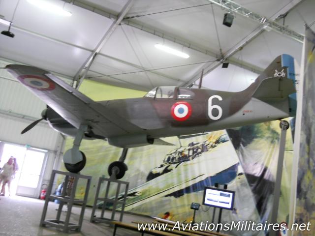 Dewoitine D.520 français suspendu par Clansman