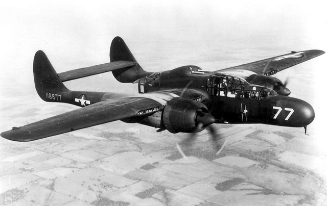 Northrop P-61 Black Widow (YP-61) en vol