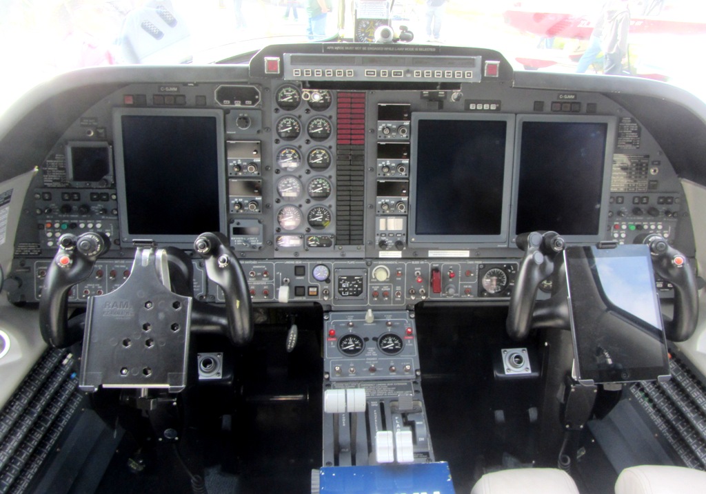 Piaggio P.180 Avanti - Cockpit