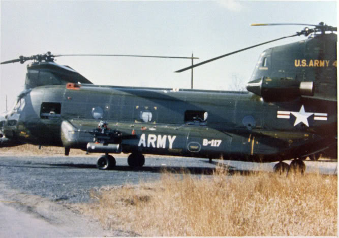 Boeing-Vertol ACH-47A de l'US Army vu de côté
