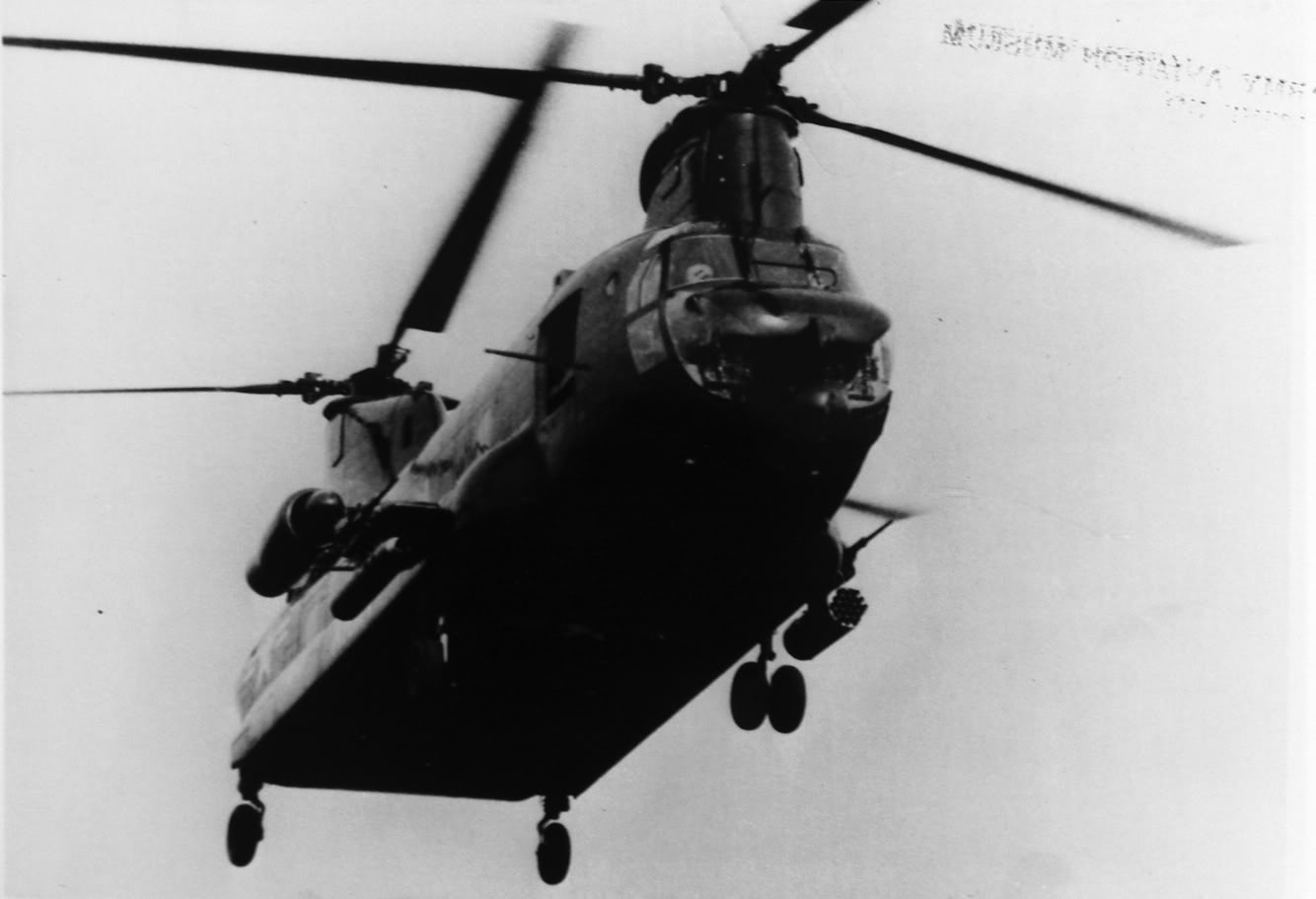 Boeing-Vertol ACH-47A de l'US Army en vol vu de front