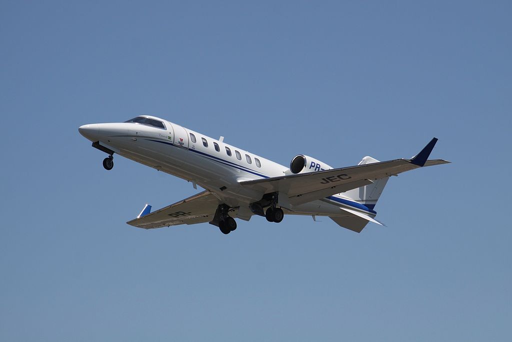 Learjet 40 en vol train sorti