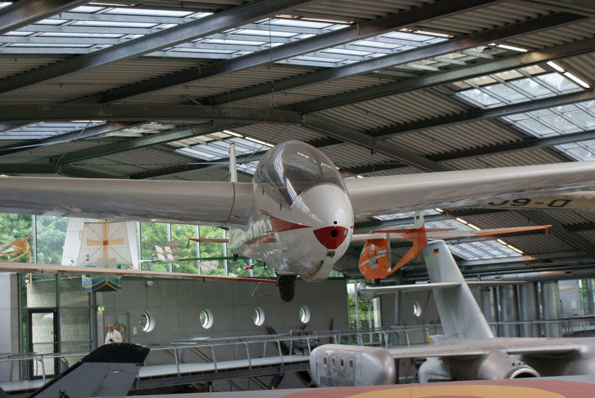 PZL SZD-9Bis Bocian-1E vu de front