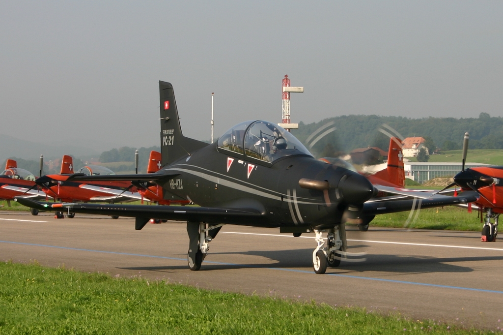 http://www.aviationsmilitaires.net/media/pictures/Pilatus_PC21_03.jpg