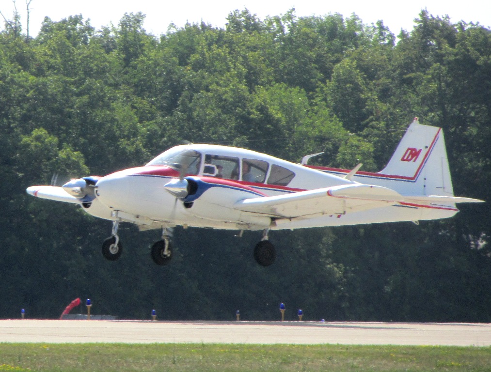 Piper PA-23 Apache au décollage