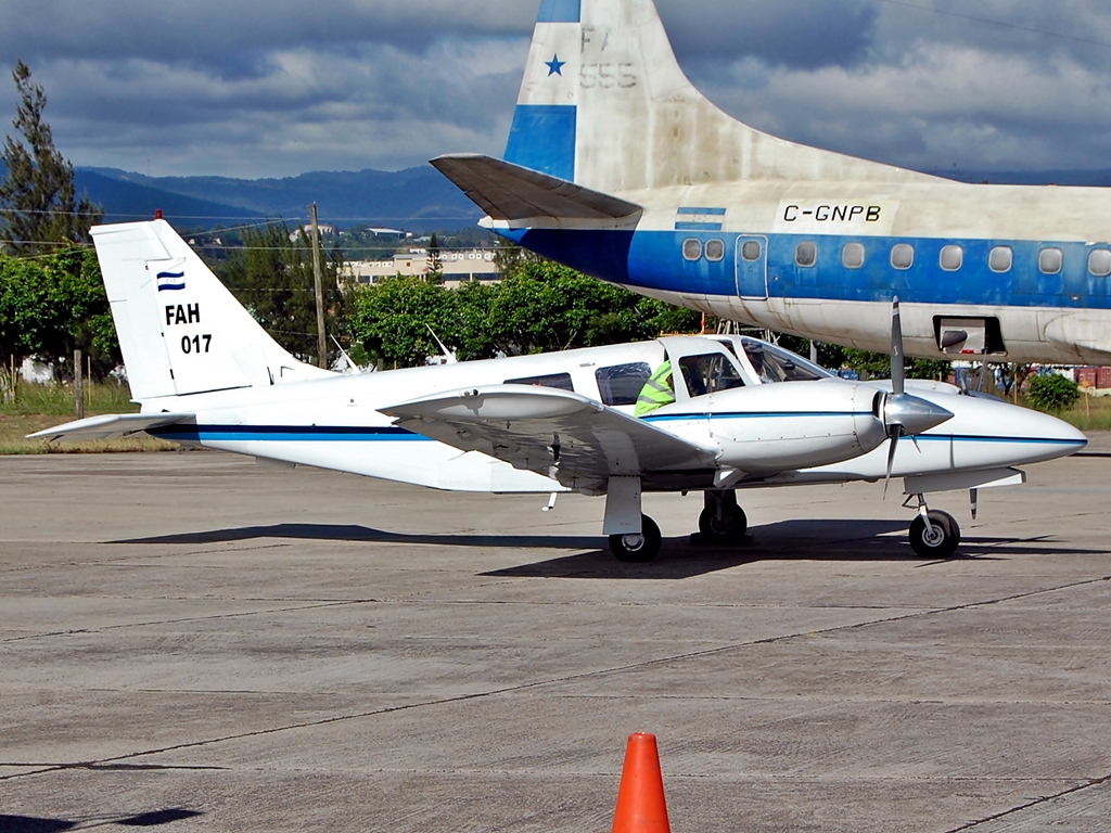 Paper PA-34-200T Seneca II hondurien