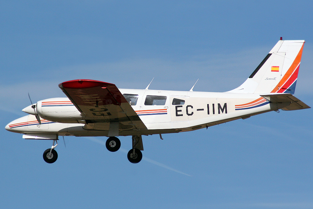 Piper PA-34-220T Seneca III en vol train sorti