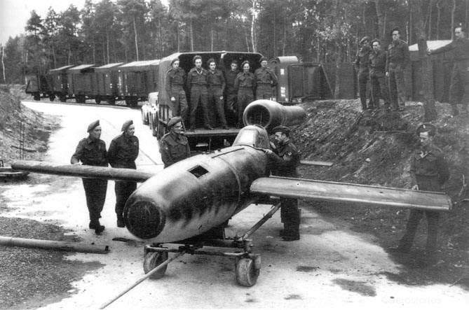 Fieseler Fi 103R examiné par des soldats britanniques