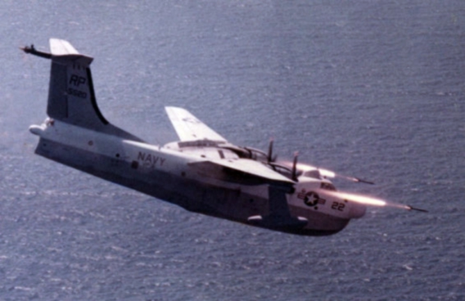 Martin P5M Marlin (SP-5B) tirant des roquettes HVAR