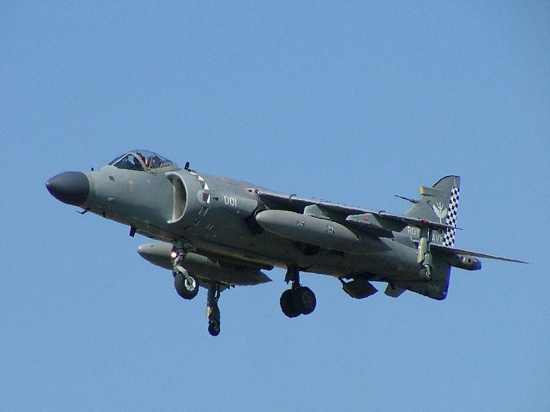 BAe Sea Harrier FA.2 de la Royal Navy en sustentation