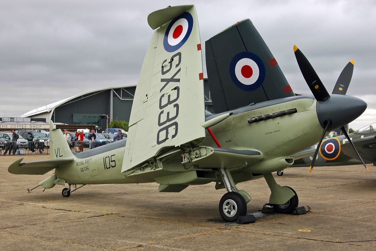 Supermarine Seafire F.17 ailes repliées