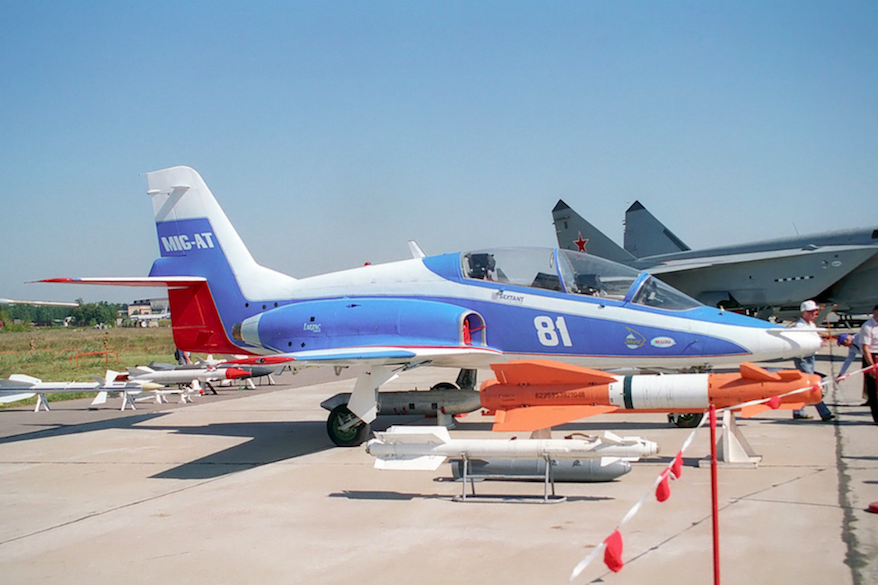 MiG-AT "81" vu de côté