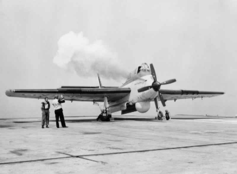 Short SB.6 Seamew AS.1 sur le pont