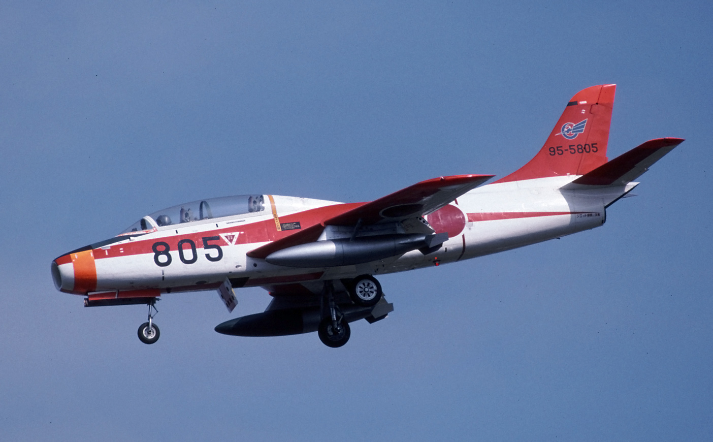 Fuji T-1A en vol train sorti