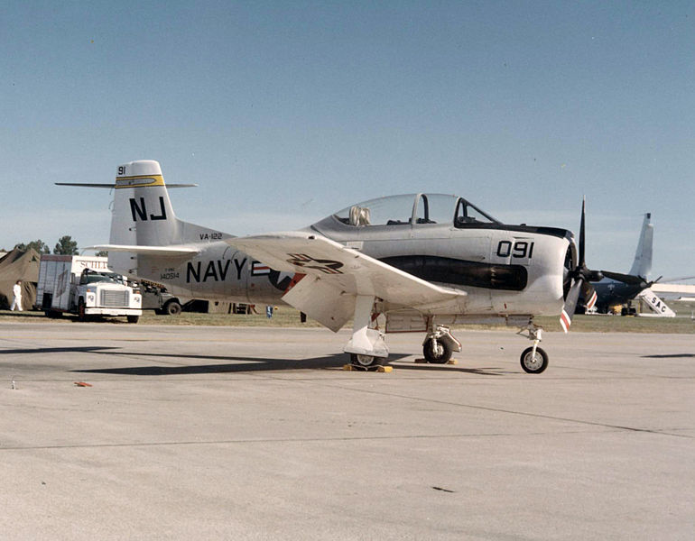 North American T-28C Trojan de l'US Navy au sol