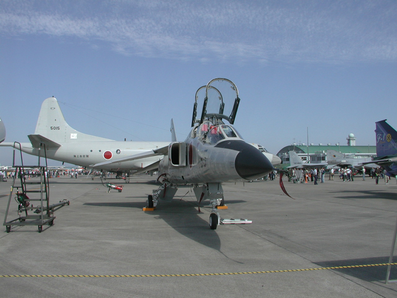Mitsubishi T-2 japonais vu presque de front