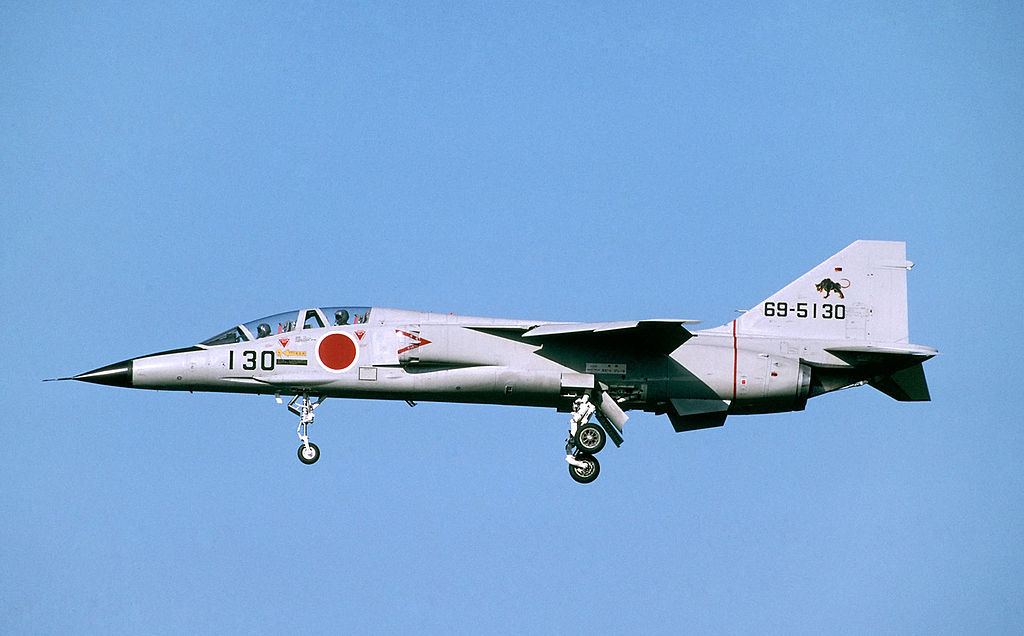 Mitsubishi T-2 en vol train sorti