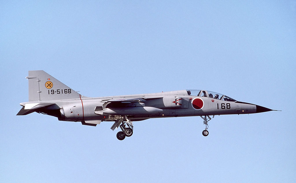 Mitsubishi T-2 faisant un passage train sorti