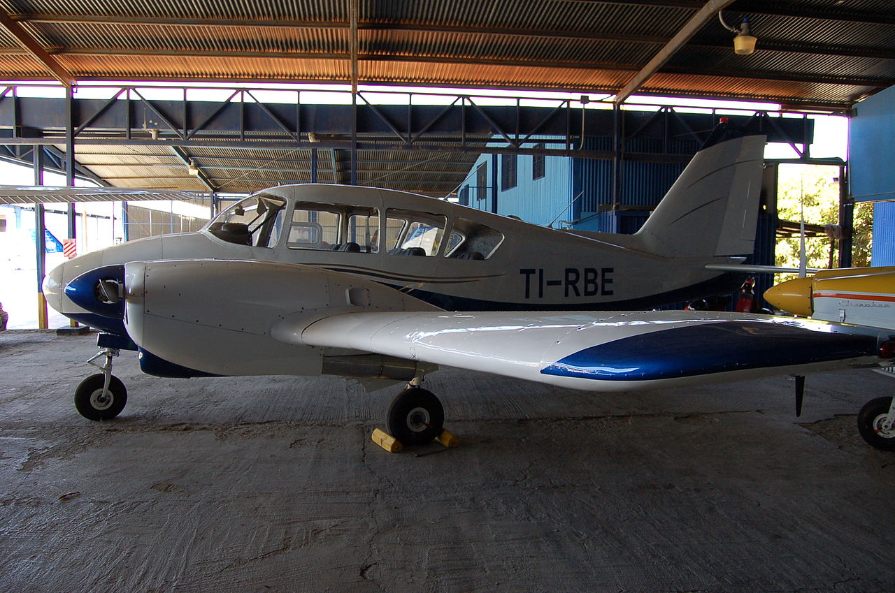 Piper PA-23 Apache de profil
