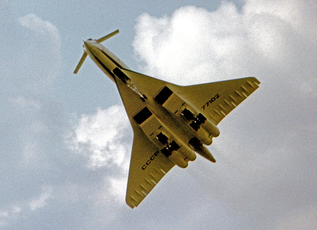 Tupolev Tu-144 en survol