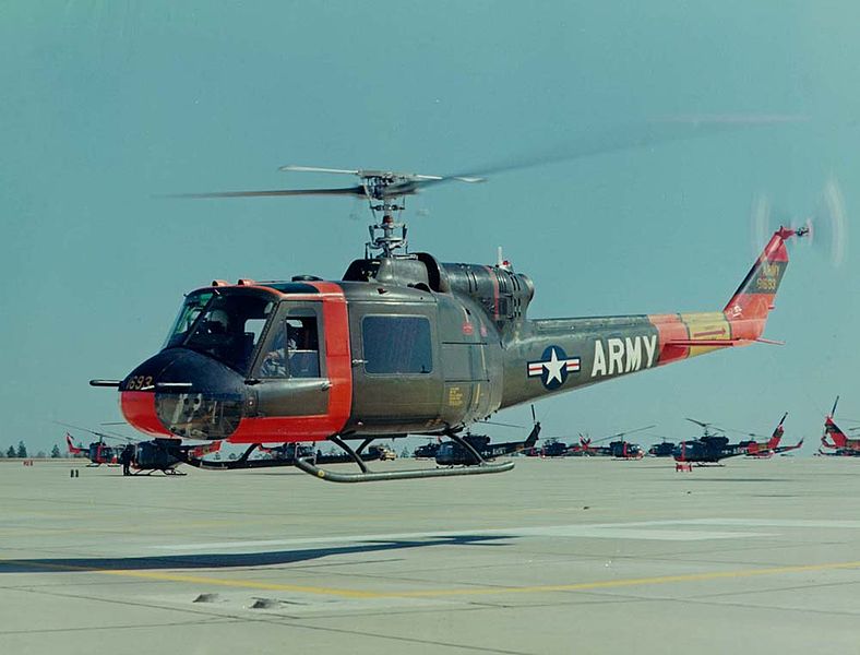 Bell UH-1A Iroquois de l'US Army au décollage