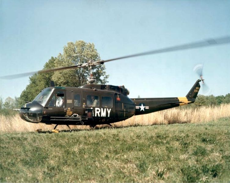Bell UH-1D Huey de l'US Army au sol