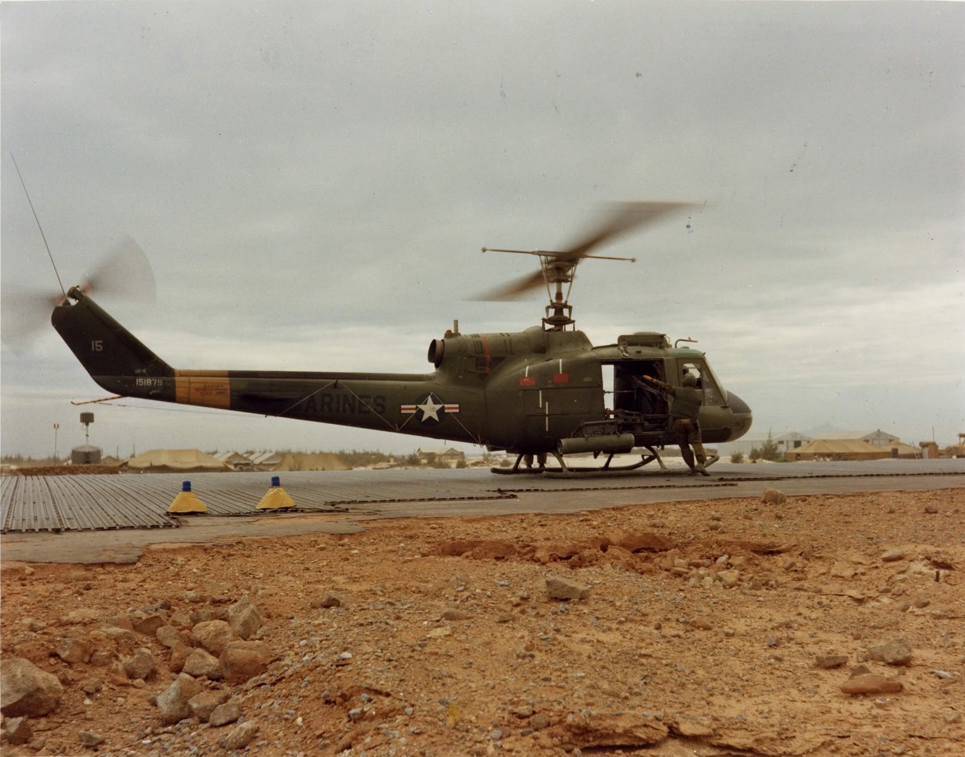 Bell UH-1E Iroquois de l'USMC au décollage
