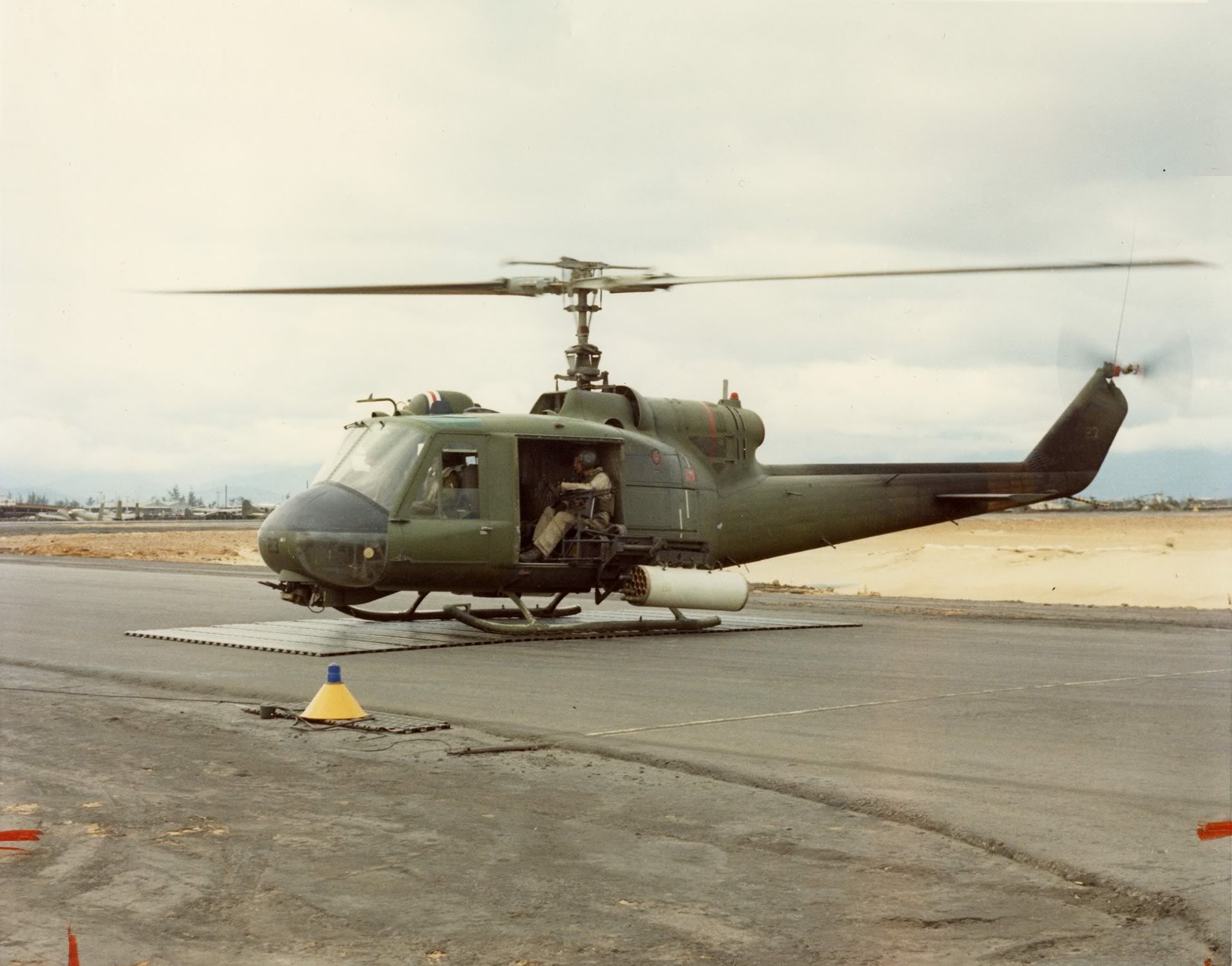Bell UH-1E Iroquois de l'USMC armé au Vietnam