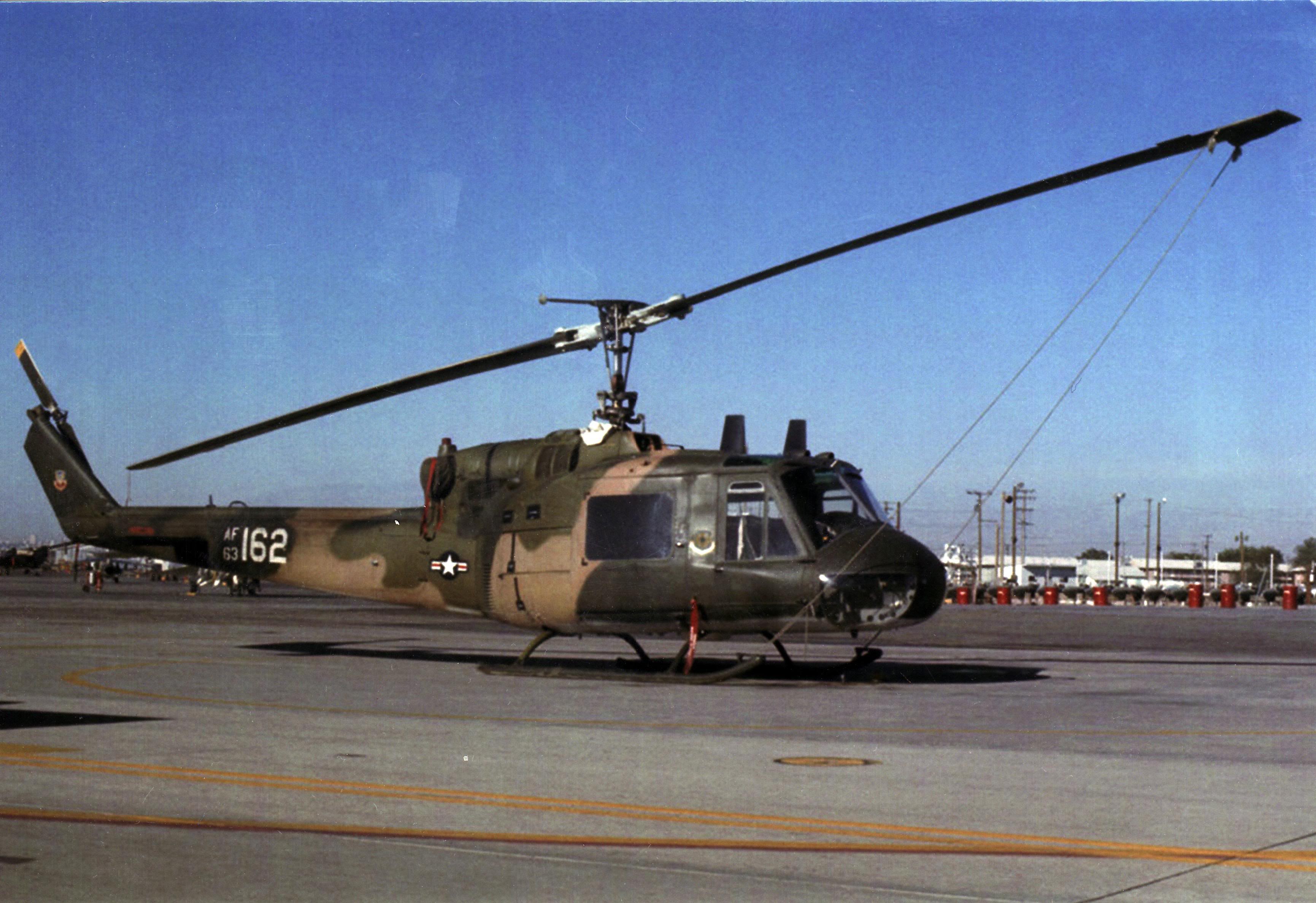 Bell UH-1F Iroquois de l'USAF au sol