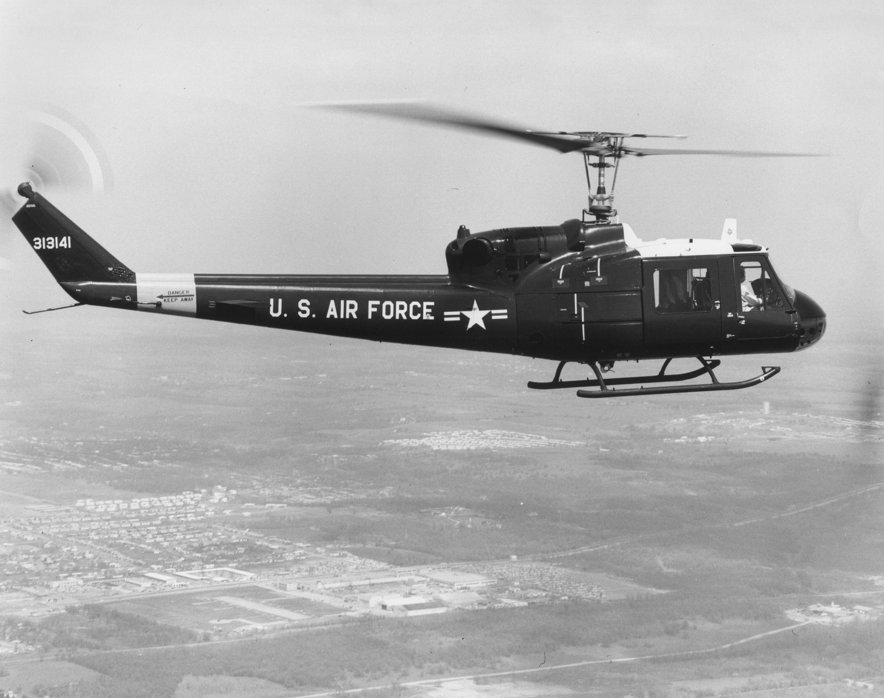Bell UH-1F Iroquois de l'USAF en vol
