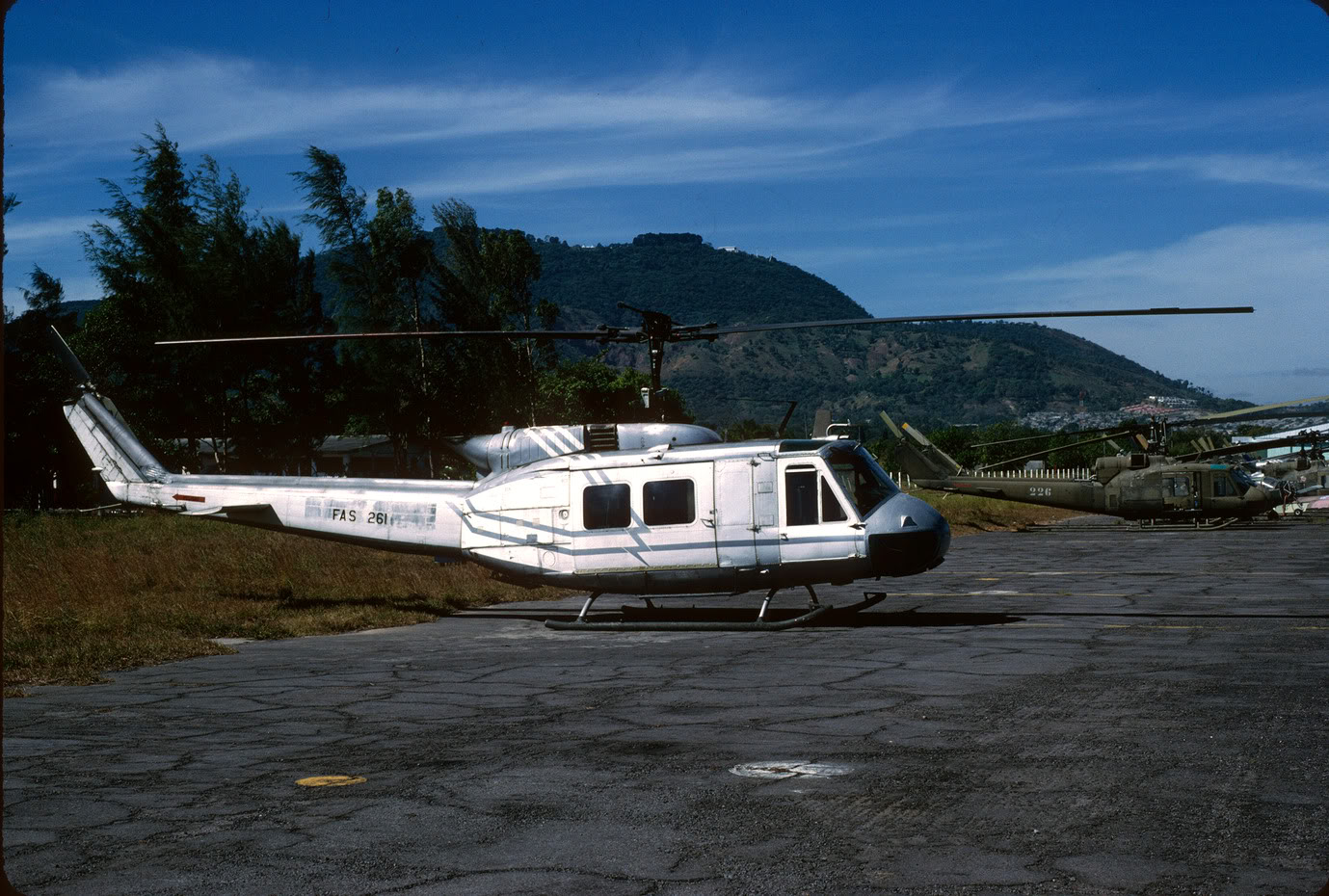 Bell UH-1H Huey salvadorien au sol
