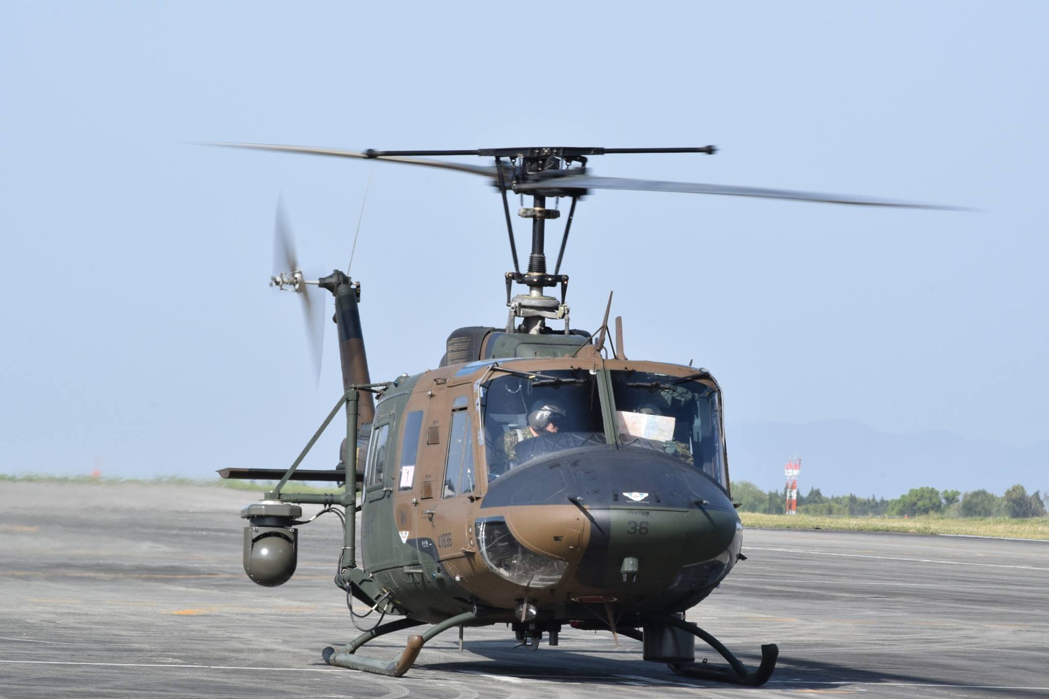 Fuji UH-1J Huey de l'armée japonaise vu de face