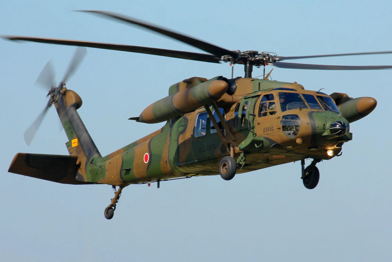 Mitsubishi UH-60JA Black Hawk de l'armée japonaise en vol