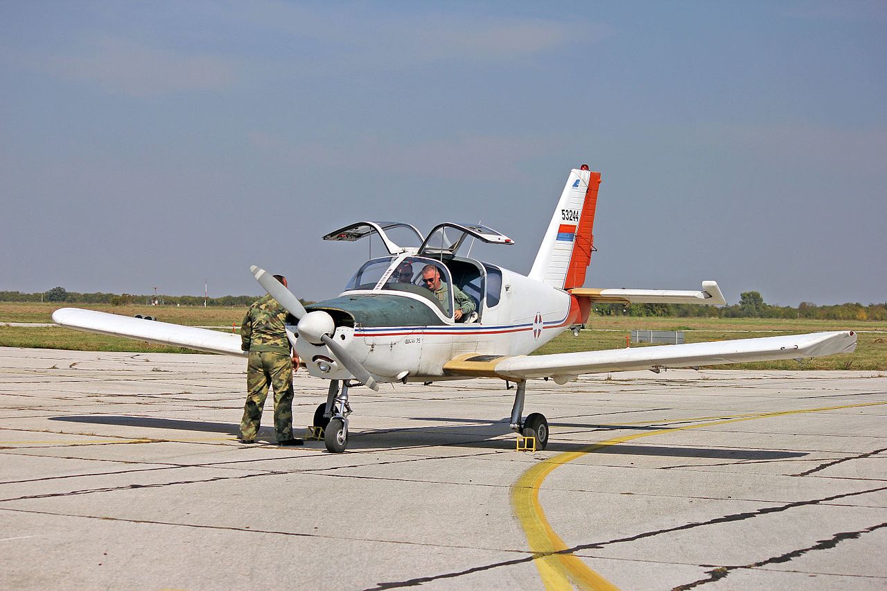 UTVA 75 serbe sur le tarmac