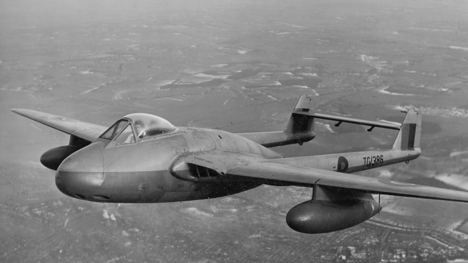 De Havilland DH-100 Vampire F.1 de la RAF en vol