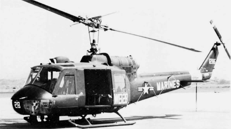 Bell UH-1E Iroquois de l'USMC vu de côté