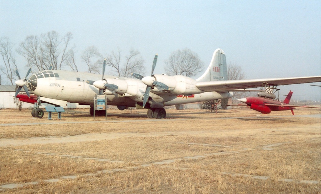 Tupolev Tu-4 Bull chinois avec des drones WuZhen 5