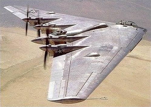 Northrop B-35 (XB-35) en vol en couleurs