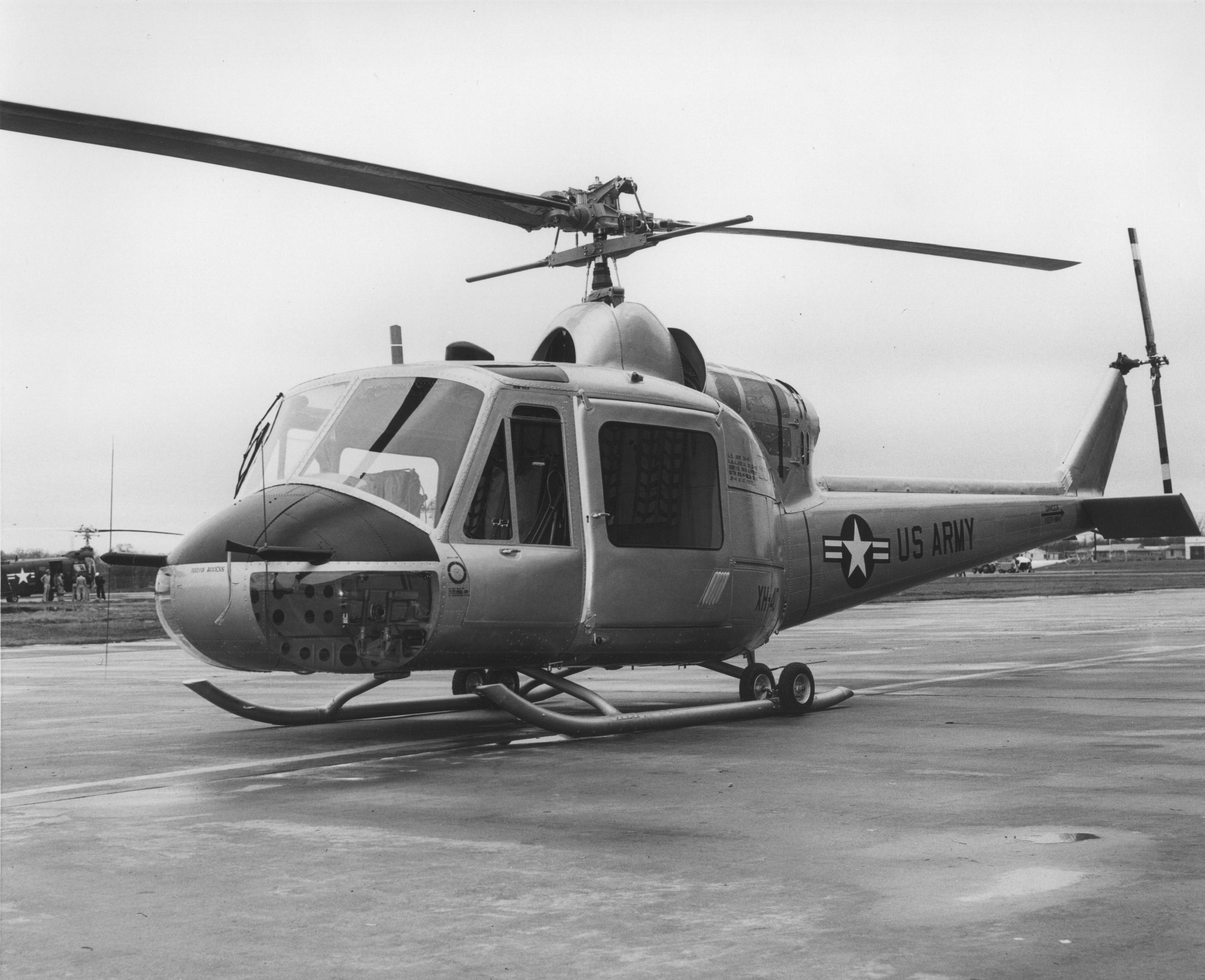 Bell 204 Iroquois - Prototype XH-40 au sol