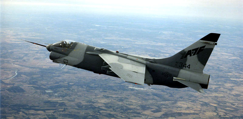 Vought A-7 Corsair II (YA-7F) en vol